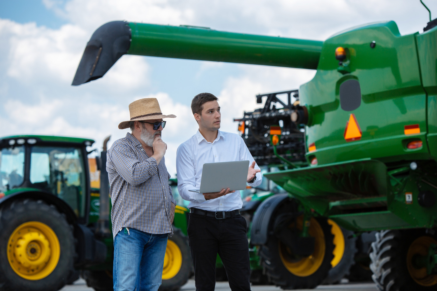 Personas evaluando una construcción agrícola